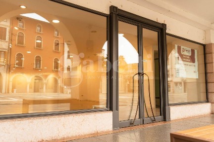 Locale commerciale in Affitto