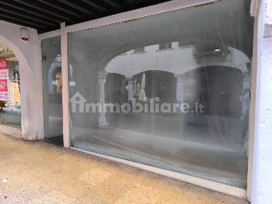 Locale commerciale in Affitto
