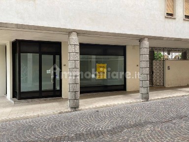Locale commerciale in Affitto