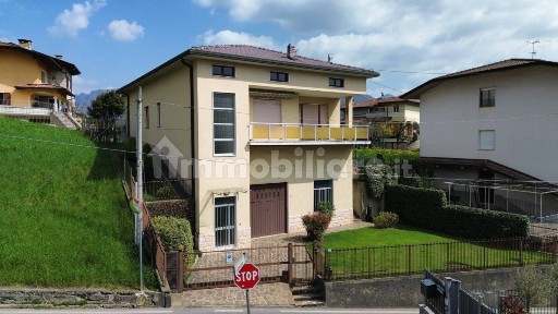 Terratetto unifamiliare via Divisione Tridentina, Centro, Vertova