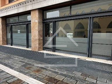 Locale commerciale in Affitto