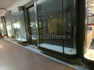 Locale commerciale in Affitto