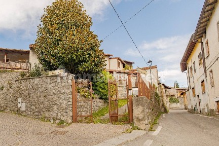 Terratetto plurifamiliare 150 m², da ristrutturare, Esmate, Solto Collina