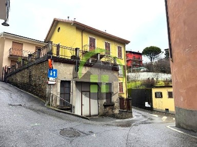 Terratetto plurifamiliare 387 m², da ristrutturare, Centro, Gazzaniga