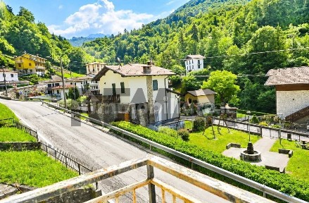 Terratetto unifamiliare 395 m², da ristrutturare, Dossena