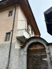 Gorno, Piazza Villassio, 7