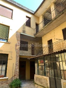 Terratetto plurifamiliare 555 m², da ristrutturare, Treviglio