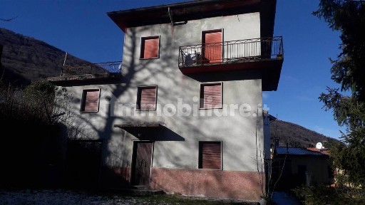 Terratetto unifamiliare 170 m², da ristrutturare, Centro, Costa Valle Imagna