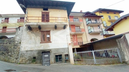 Terratetto unifamiliare 100 m², da ristrutturare, Gorno