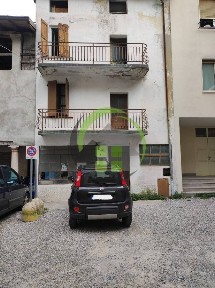 Terratetto unifamiliare 120 m², da ristrutturare, Centro, Cene