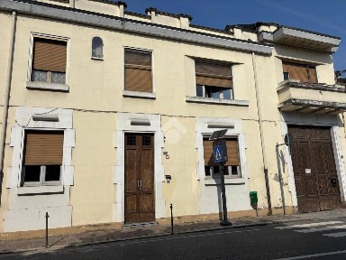 Terratetto plurifamiliare via giuseppe garibaldi 21, Centro, Belgioioso