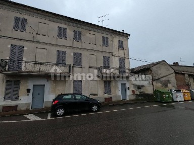 Terratetto plurifamiliare 216 m², da ristrutturare, Centro, Retorbido