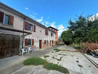 Terratetto unifamiliare 100 m², da ristrutturare, Centro, Casteggio