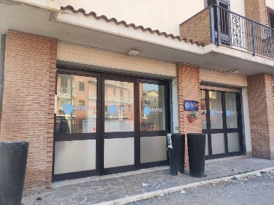 Locale commerciale in Vendita