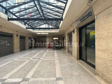 Locale commerciale in Vendita