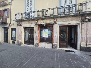 Locale commerciale in Vendita