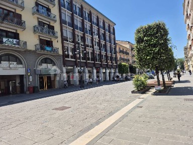 Locale commerciale in Vendita