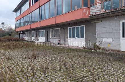 Locale commerciale in Vendita
