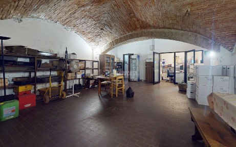 Locale commerciale con laboratorio in Vendita