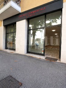 Locale commerciale in Vendita