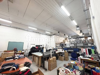 Locale commerciale con laboratorio in Vendita