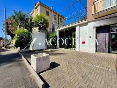 Locale commerciale in Vendita