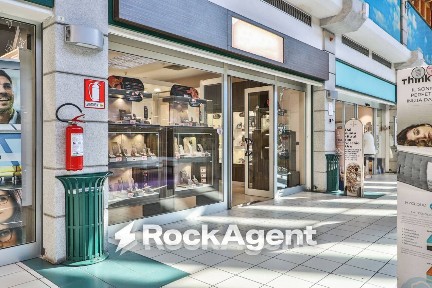 Locale commerciale in Vendita