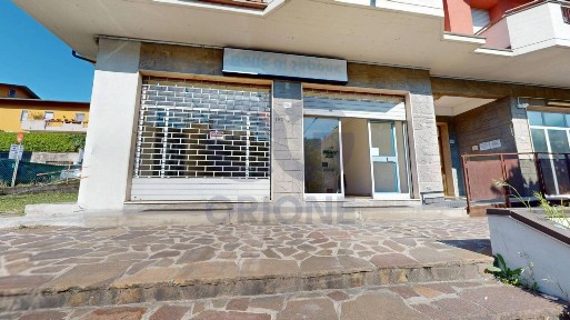 Locale commerciale in Vendita