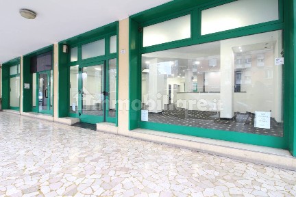 Locale commerciale in Vendita