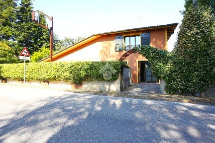 Locale commerciale in Vendita