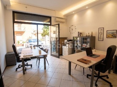 Locale commerciale in Vendita