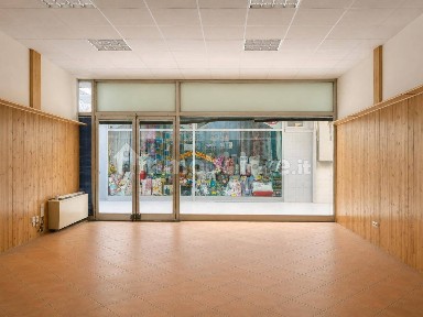 Locale commerciale in Vendita