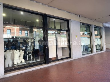 Locale commerciale in Vendita