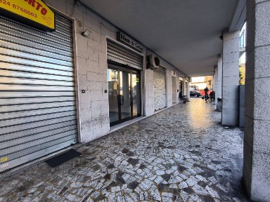 Locale commerciale in Vendita