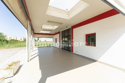 Locale commerciale in Vendita