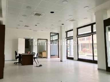 Locale commerciale in Vendita