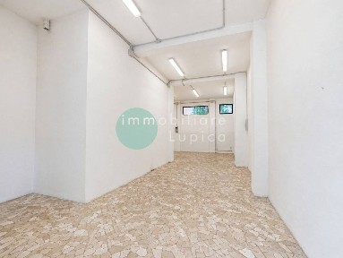 Locale commerciale con laboratorio in Vendita