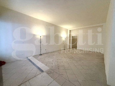 Locale commerciale in Vendita