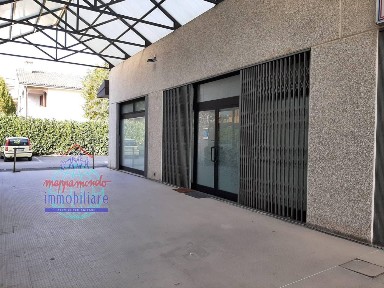 Locale commerciale in Vendita