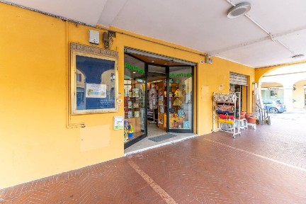 Locale commerciale in Vendita