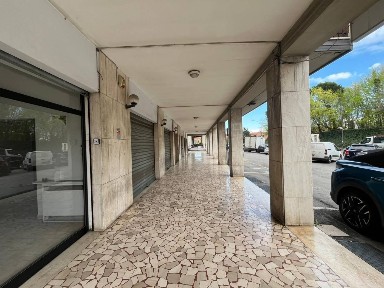 Locale commerciale in Vendita
