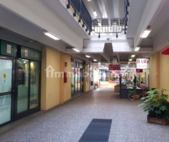 Locale commerciale in Vendita