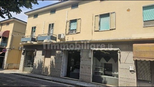 Locale commerciale in Vendita