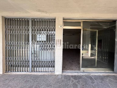 Locale commerciale in Vendita