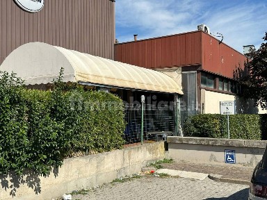 Locale commerciale in Vendita
