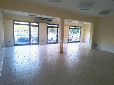 Locale commerciale in Affitto