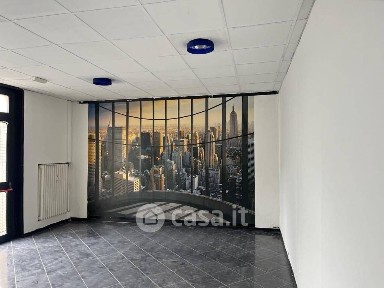 Locale commerciale con laboratorio in Affitto