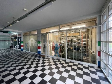Locale commerciale in Vendita