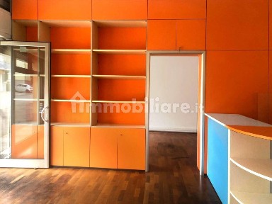 Locale commerciale con laboratorio in Affitto