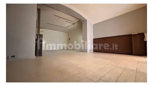 Locale commerciale in Affitto